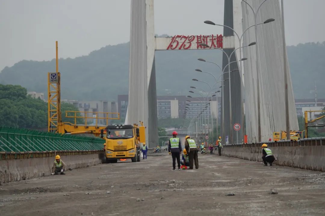 最新进度|泸州泰安长江大桥完成原有桥面拆除(图2) 2.jpg