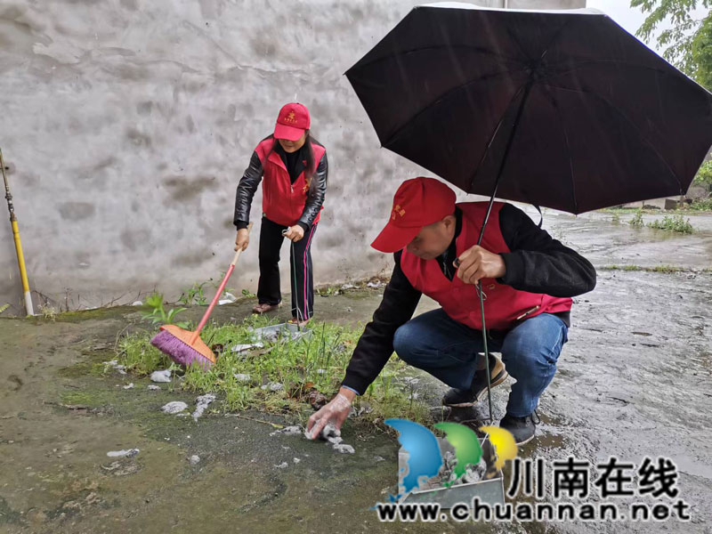 龙马潭区鱼塘街道王庄村:美化家园 我们在行动(图2) 2.jpg