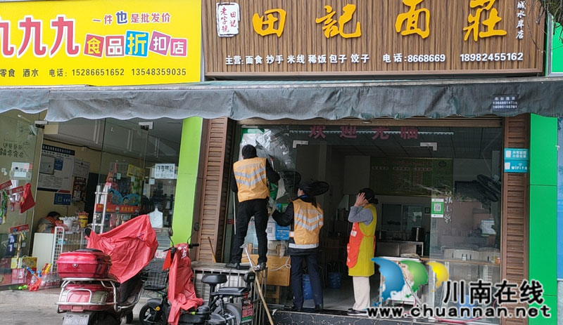 泸县综合行政执法局:清除“牛皮癣” 还城市洁净容颜(图2) 2.jpg