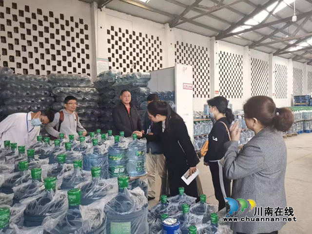 泸州市市场监管局组织开展食品生产企业飞行检查工作(图2) 泸州市市场监管局组织开展食品生产企业飞行检查工作(图2)