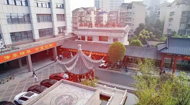 医生竟在美女脸上用火罐，没想到……