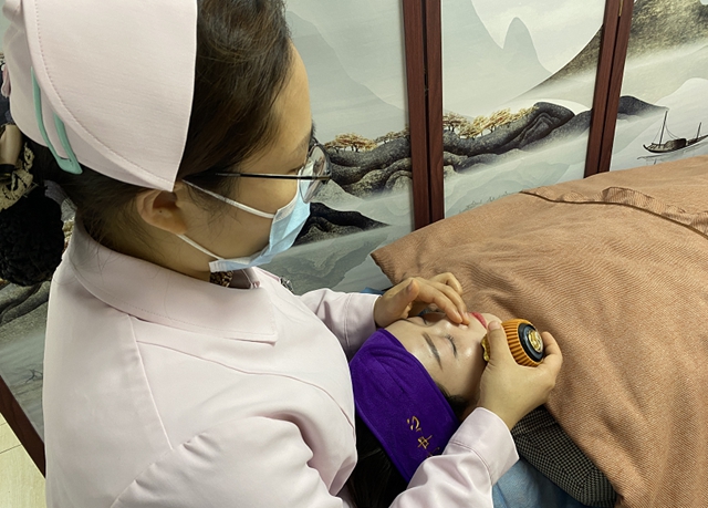 医生竟在美女脸上用火罐，没想到……(图2)