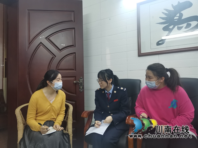 泸县税务:留抵退税“及时雨” 助力企业“强心针”(图2) 泸县税务干部送政策上门(曾佐然摄).jpg