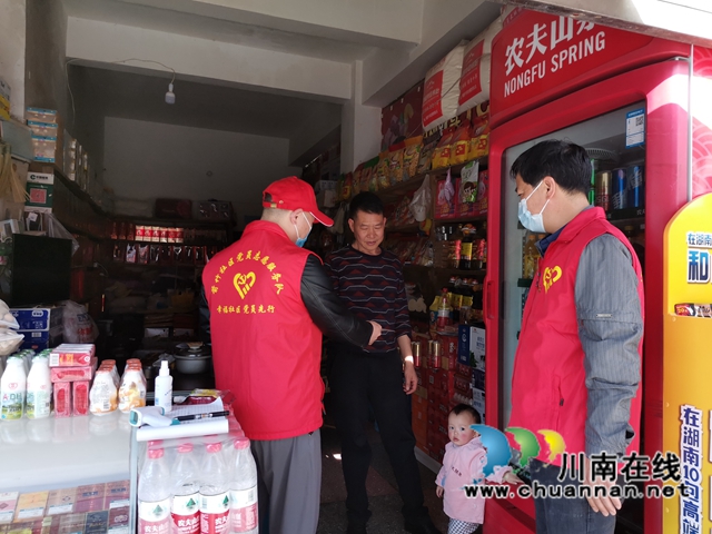 古蔺箭竹苗族乡:党员志愿队进“农户”,齐心共筑“双防网”(图3) 少数民族党员志愿者入户宣传.jpg
