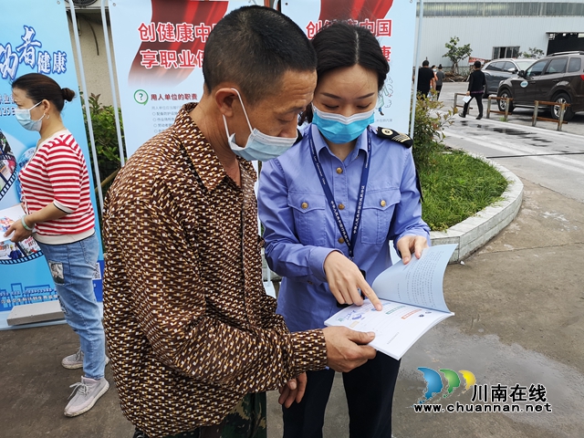 图为执法人员正在给企业职工讲解职业卫生相关知识。.jpg