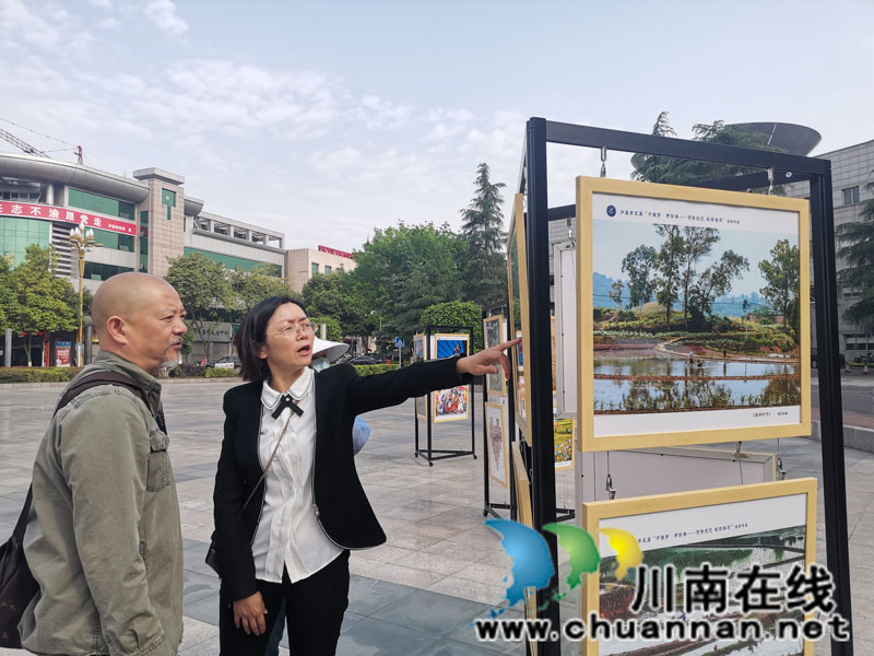 泸县举办第五届“中国梦•劳动美—百年记忆 砥砺奋进”职工摄影展(图8) 观看摄影展6(曾佐然摄).jpg