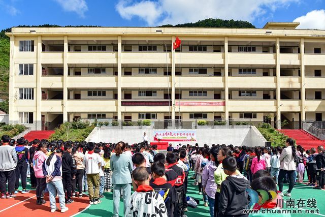 叙永县红色故事宣讲进校园启动仪式在赤水镇中心校举行(图8) nEO_IMG_宣讲员讲述红色故事 颜林摄影 DSC_9107-3.jpg