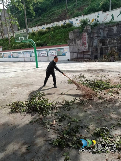 合江县先滩镇关口实验学校:校长带头,让“劳动节”名副其实(图2) 扫地.jpg