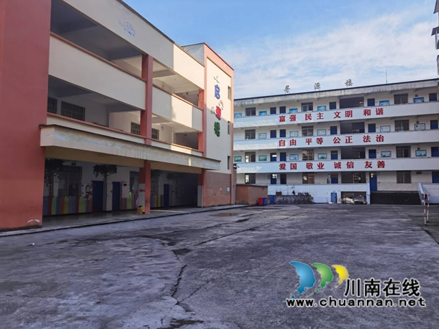合江县先滩镇关口实验学校:校长带头,让“劳动节”名副其实(图7) 清理后1.jpg