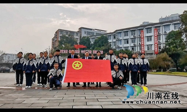 承五四精神,燃青春火炬!合江中学举行五四青年节系列活动(图9) 我和团旗合影.jpg