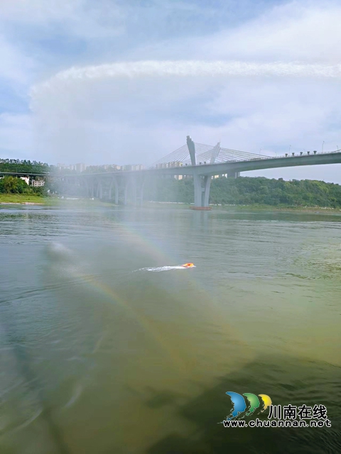 水炮、水上机器人亮相!泸州市少年警校防溺水开讲了(图2) 水上救援机器人演示 图中黄色物体.jpg