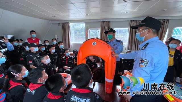 水炮、水上机器人亮相!泸州市少年警校防溺水开讲了(图3) 民警介绍水上机器人.jpg