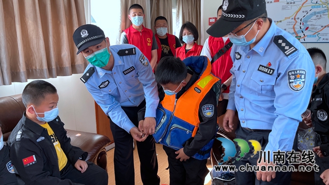 水炮、水上机器人亮相!泸州市少年警校防溺水开讲了(图5) 民警指导穿戴救生衣.jpg