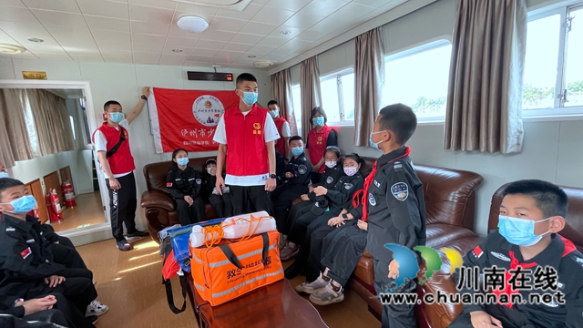 水炮、水上机器人亮相!泸州市少年警校防溺水开讲了(图6) 志愿者唐起汶宣讲防溺水知识及和学员互动 (1).jpg