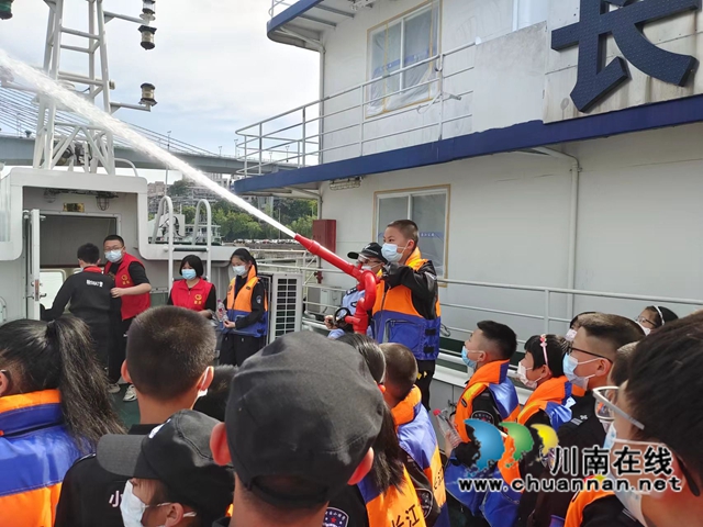 水炮、水上机器人亮相!泸州市少年警校防溺水开讲了(图8) 小学员体验水炮 (2).jpg