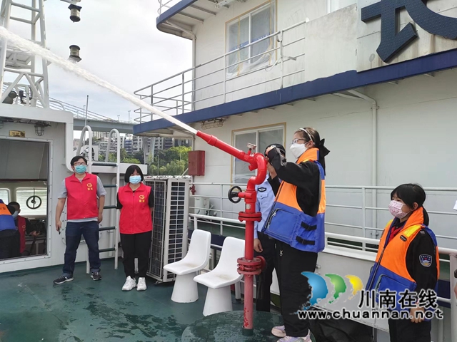 水炮、水上机器人亮相!泸州市少年警校防溺水开讲了(图9) 小学员体验水炮 (4).jpg