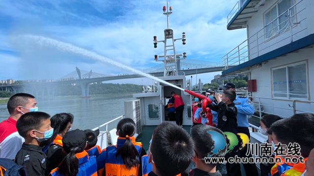 水炮、水上机器人亮相!泸州市少年警校防溺水开讲了(图10) 小学员体验水炮5.jpg