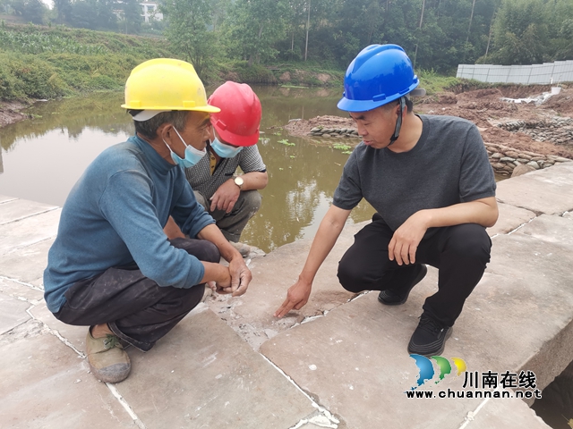 泸县:抢救保护龙桥,让龙桥再现风采(图4) 现场监测维修质量(曾佐然摄).jpg
