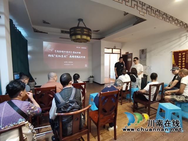 特殊的关爱!江阳区组织视障朋友集中“看”电影(图4) 构筑文化盲道,集中观影活动在行动.jpg