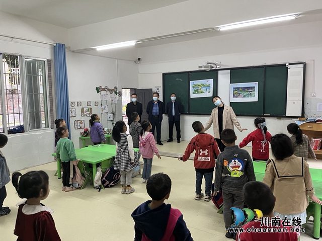 古蔺县:聚焦民生“小问题”,守护幼儿“大幸福”(图3) 第一巡察组实地走访幼儿园.jpg