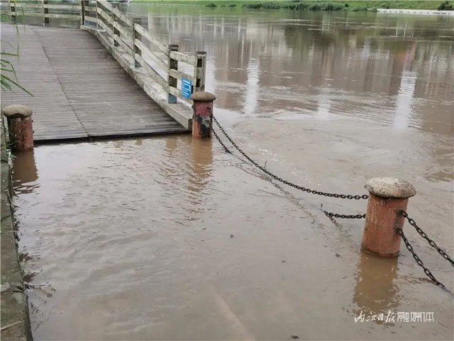 多处步行道被淹!沱江今夏第一轮洪峰经过内江城区(图3) 3.jpg
