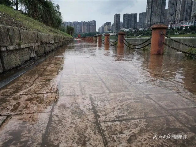 多处步行道被淹!沱江今夏第一轮洪峰经过内江城区(图4) 4.jpg