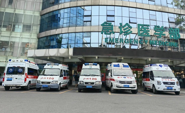 惊险!病房有人打破窗玻璃往外跳?危急时刻……(图2) 眺2.jpg