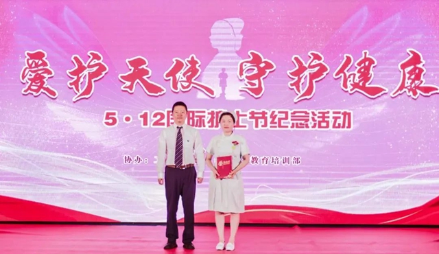 惊险!病房有人打破窗玻璃往外跳?危急时刻……(图11) 跳11.jpg