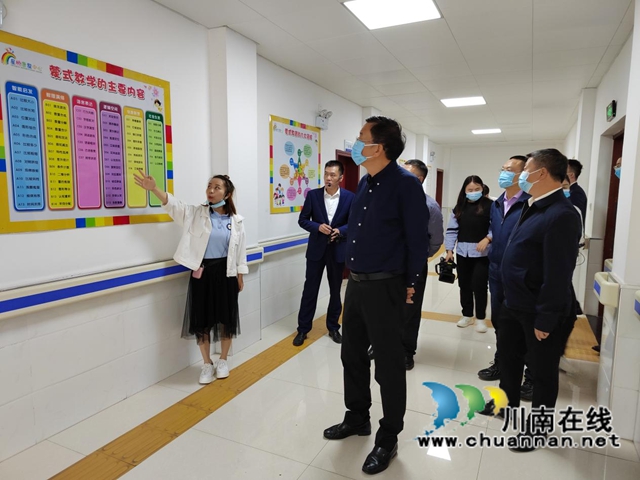 检查组在泸县星桥特殊儿童康复中心查看残疾儿童康复救助情况.jpg