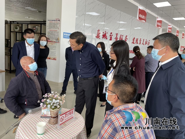 检查组向残疾人代表了解涉残政策落实情况.jpg