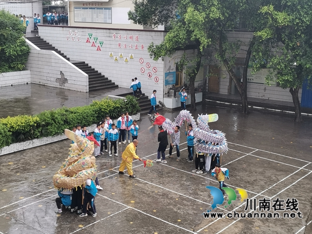罗德书示范舞龙动作（曾佐然摄）.jpg
