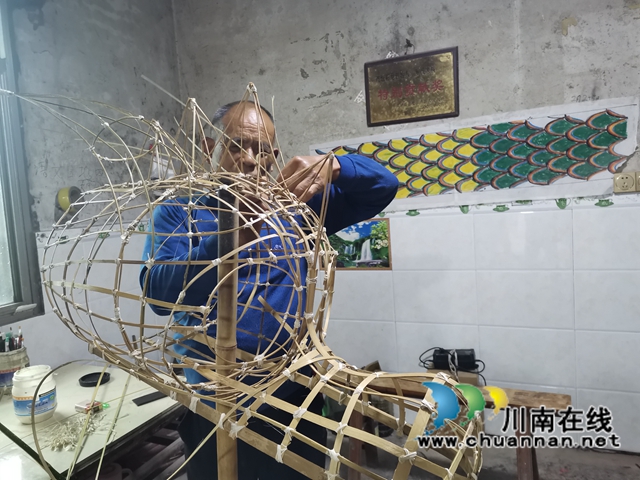 罗德编制雨坛彩龙骨架（曾佐然摄）.jpg