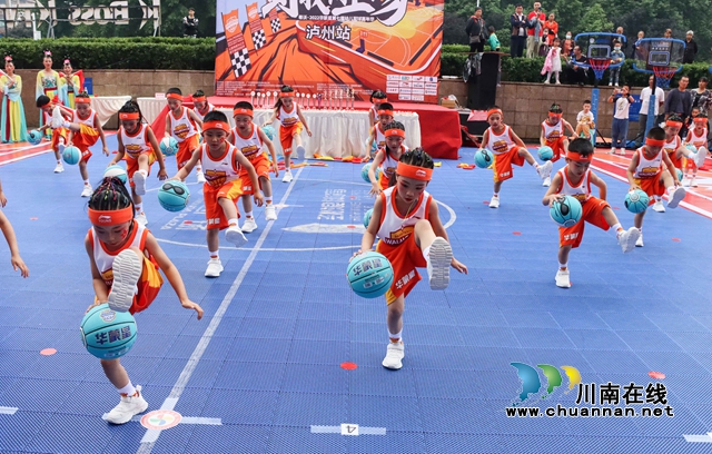4、2022年5月21日，四川省泸州市大风车幼儿园的孩子们正在进行篮球秀表演.jpg
