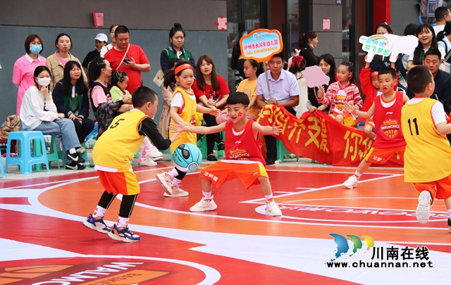 6、2022年5月21日，四川省泸州市大风车幼儿园的孩子们正在进行游戏篮球比赛.jpg