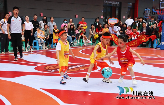 7、2022年5月21日，四川省泸州市大风车幼儿园的孩子们正在进行游戏篮球比赛.jpg