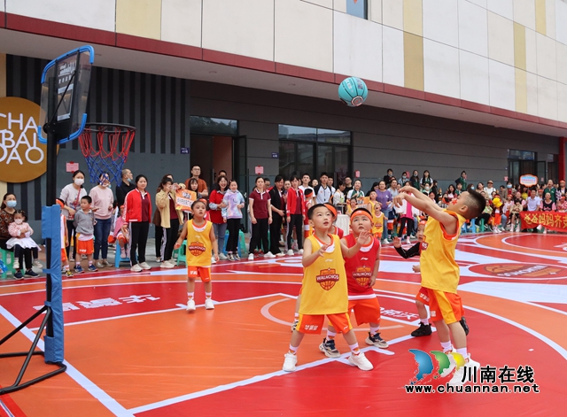 12、2022年5月21日，四川省泸州市大风车幼儿园的孩子们正在进行游戏篮球比赛.jpg