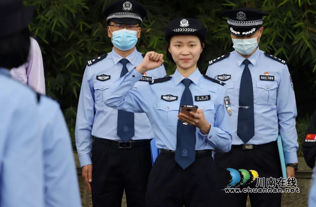 范婷婷和小志愿者领誓.jpg