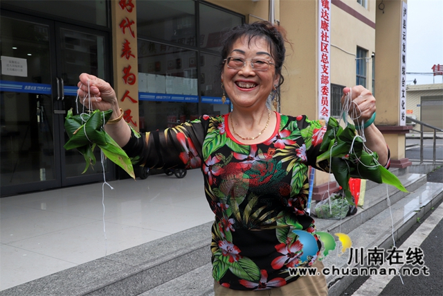 泸县云龙镇:多彩活动迎端午,文明新风共传承(图5) 一直以来,云龙镇依托新时代文明实践站(所)持续开展社区志愿服务工作, 建立“社区+社工+志愿者”的联动服务工作模式,以社会工作者带志愿者的活动方式,形成了“点单”“派单”“接单”“评单”相贯通的服务模式,精准满足居民志愿服务需求。.jpg