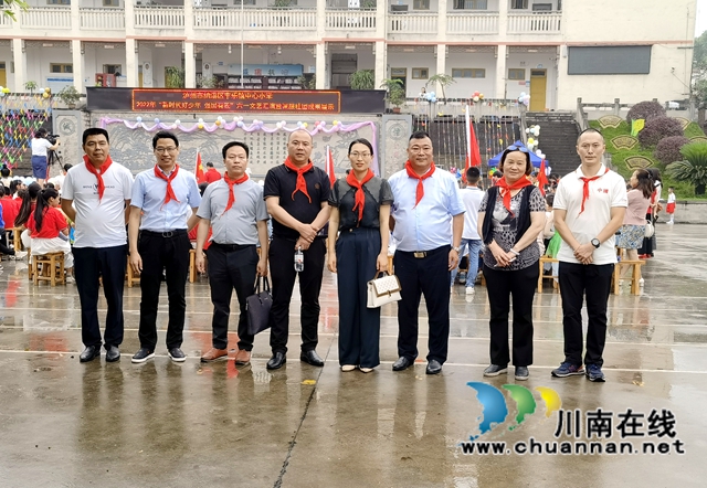 六一儿童节 民建纳溪区基层委为村镇孩子送上节日“大礼包”(图3) 爱心人士合影.jpg