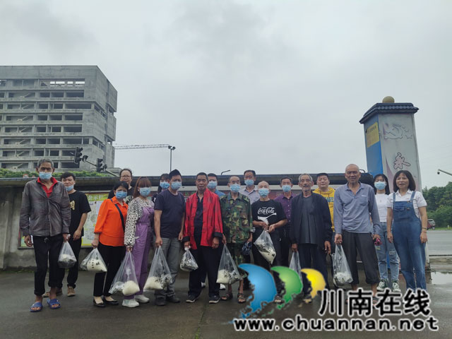 龙马潭区鱼塘街道民权、民主社区开展端午节慰问活动(图2) 民主.jpg