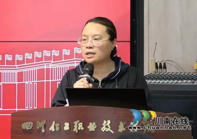 致公党四川化工职业技术学院支部组织开展泸州本土作家捐书仪式暨阅读写作交流活动(图3) 微信图片_20220606111754.jpg