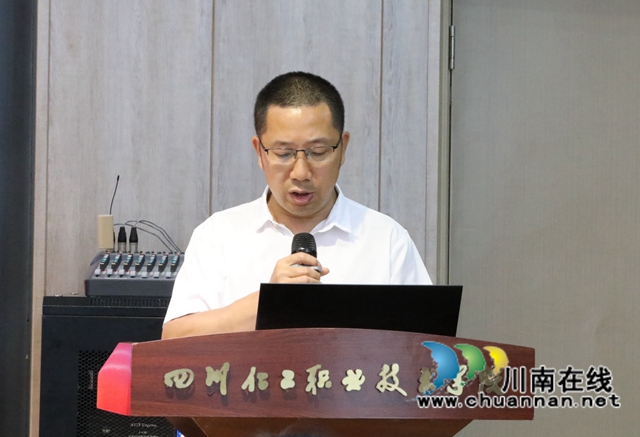 致公党四川化工职业技术学院支部组织开展泸州本土作家捐书仪式暨阅读写作交流活动(图4) 殷君国致辞.jpg