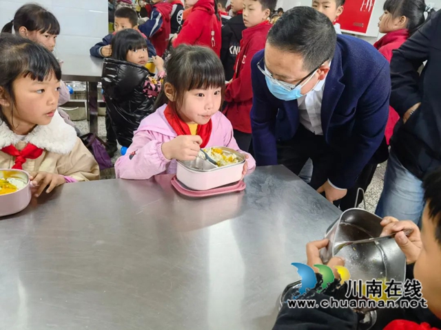 县委教育工委李卫检查学校工作.jpg