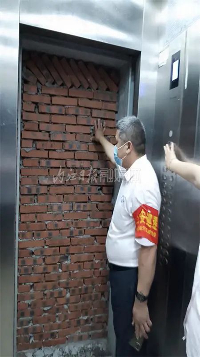 奇葩！声称影响风水，内江这男子竟砌砖墙堵电梯门