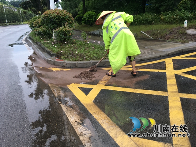 泸县综合行政执法局:积极应对强降雨天气,筑牢城市防汛安全网(图2) 微信图片_20220627162607.jpg