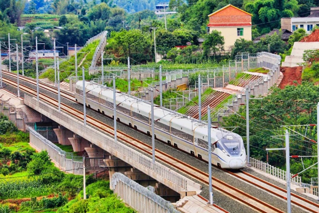 泸州高铁通车一周年,235万人中是否有你的身影!(图4) 4.jpg