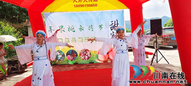 村民自编歌舞庆祝首届采摘节.jpg