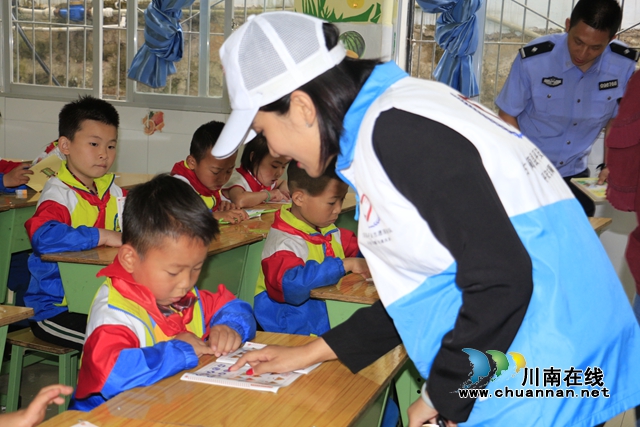 古蔺县成龙学校校长王丽:倾情教育,用心服务,赢得留守儿童笑颜开(图3) 2019年王丽在课堂上细心为学生讲解交通安全知识.jpg