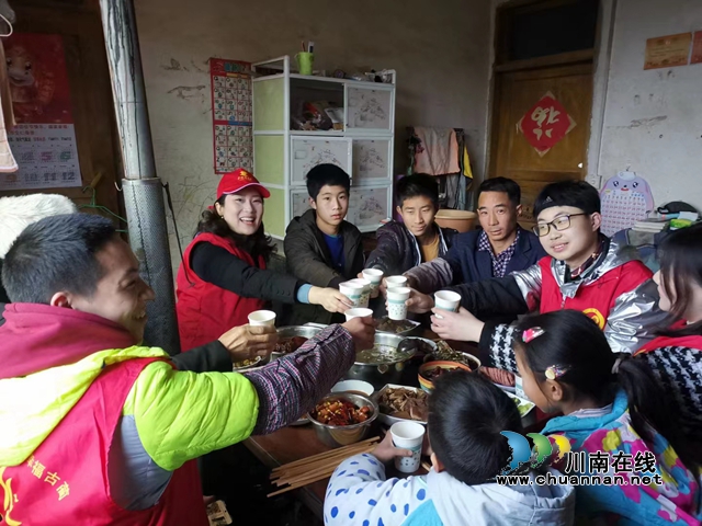 古蔺县成龙学校校长王丽:倾情教育,用心服务,赢得留守儿童笑颜开(图5) 2022年春节王丽与丹桂镇留守儿童一起吃年夜饭.jpg