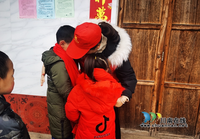 古蔺县成龙学校校长王丽:倾情教育,用心服务,赢得留守儿童笑颜开(图11) 2022年春节王丽在二郎镇陪伴留守儿童,临走时俩孩子抱着她哭泣依依不舍.jpg